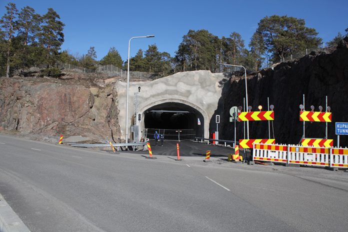 Naantalin Kuparivuoren tunnelin työn ajaksi liikenne ohjataan ennalta määritetylle varareitille Kuparivuoren kautta. Kuva: Turun Seutusanomien arkisto.
