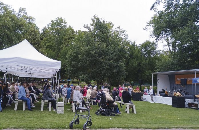 Naantali-päivän juhla kirkkopuistossa.