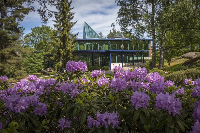 Raision kirkon vuosi Raision seurakunnan Kirkkauden kappeli. Kuva: Timo Jakonen.