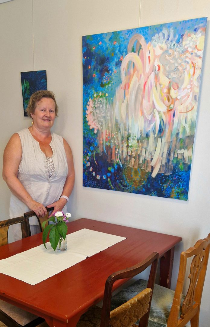 Saija Hairo Uni pionista -teoksensa kanssa.