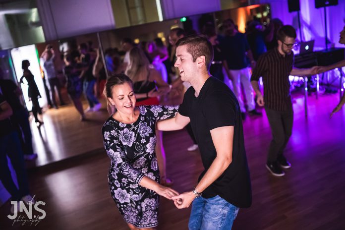 Salsa ja muut paritanssit ovat oiva tapa tutustua uusiin ihmisiin. Kuva: Joonas Kainulainen.