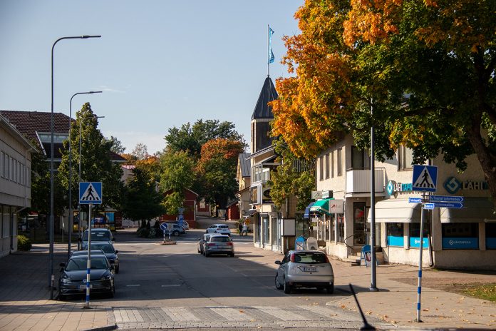 Jalankulku pysyy auki Tullikadulla liikekiinteistöjen puolella. Kuva: Naantalin kaupunki.