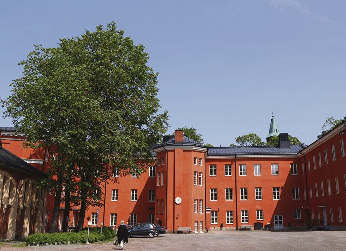 Turun katedraalikoulun piha toimii Taiteiden yön yhtenä tapahtumapaikkana. Kuva: Roosa Anttila.