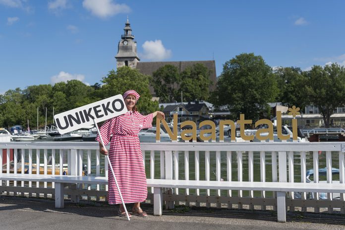 Unikeko 2025 web kuva Tapani Teittinen Kultarannan tilanhoitaja Sari Mäkiranta on vuoden 2025 virallinen unikeko ™. Kuva: Tapani Teittinen.