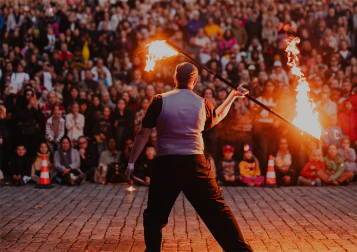 Markus Nivalan Chaleur-tulishow nähdään pimeän ajan ohjelmana kahdesti. Kuva: Sander Vill.