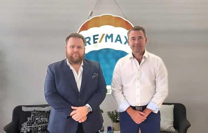 RE/MAX Ainoan yrittäjä Jari-Pekka Laiho ja RE/MAX Omaan Kotiin yrittäjä Rainer Nilovaara. Kuva: Auttamisesta Arkea.