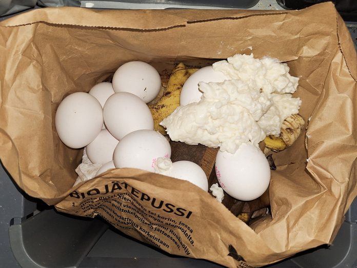 Lounais-Suomen Jätehuollon ympäristökouluttajat jalkautuvat Turkuun ja Saloon keskustelemaan ihmisten kanssa ruokahävikistä ja jakamaan vinkkejä sen vähentämiseksi. Kuva: Lounais-Suomen Jätehuolto.