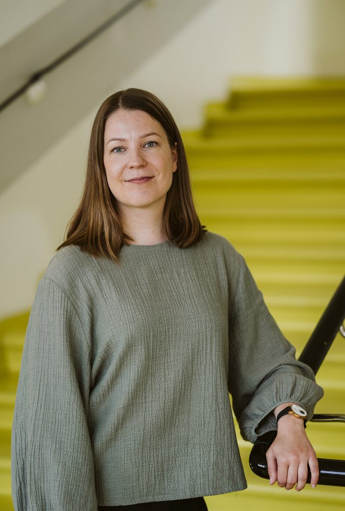 Johanna Parkkinen Aino A. elamakertanaytelma web kuva Jan Sundman Ohjaaja Johanna Parkkinen kuvattuna ikonisessa Paimion Parantolan portaikossa. Kuva: Jan Sundman.