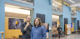 Mielimaissa-näyttely kiertueella Mielimaissa-projektin tekijät, turkulaiset valokuvaajat Jari Laurén ja Vesa Tyni haluavat rakentaa moniäänisempää kuvaa masennuksesta. Kuva: Mielimaissa-projekti.