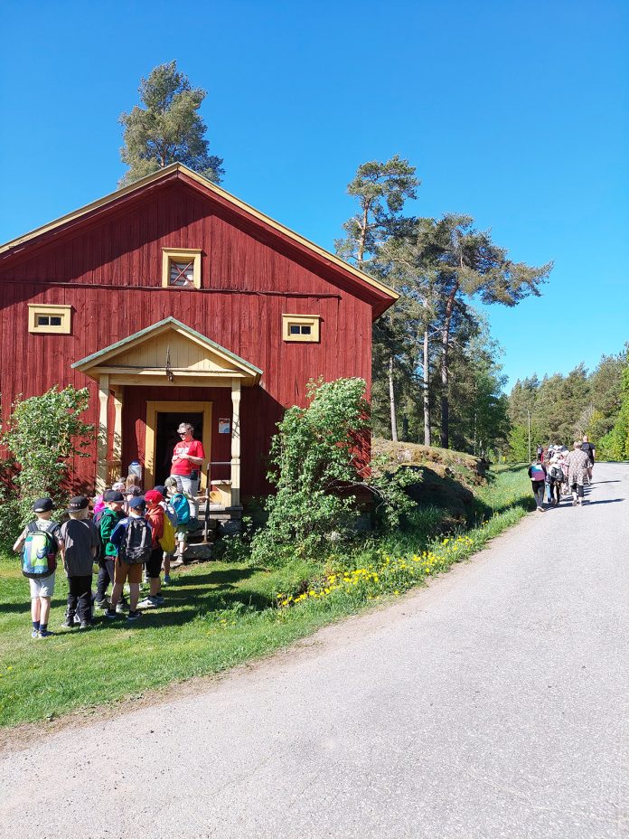 Lemun Kempit ry kulttuurikasvatuspaiva web Maskun kulttuurikasvatussuunnitelmassa on kaikkien Maskun koulujen II-luokkalaisten tutustuminen Kotiseutumuseo Kemppien tupaan ja Mäntylään. Kuva: Lemun Kempit ry.