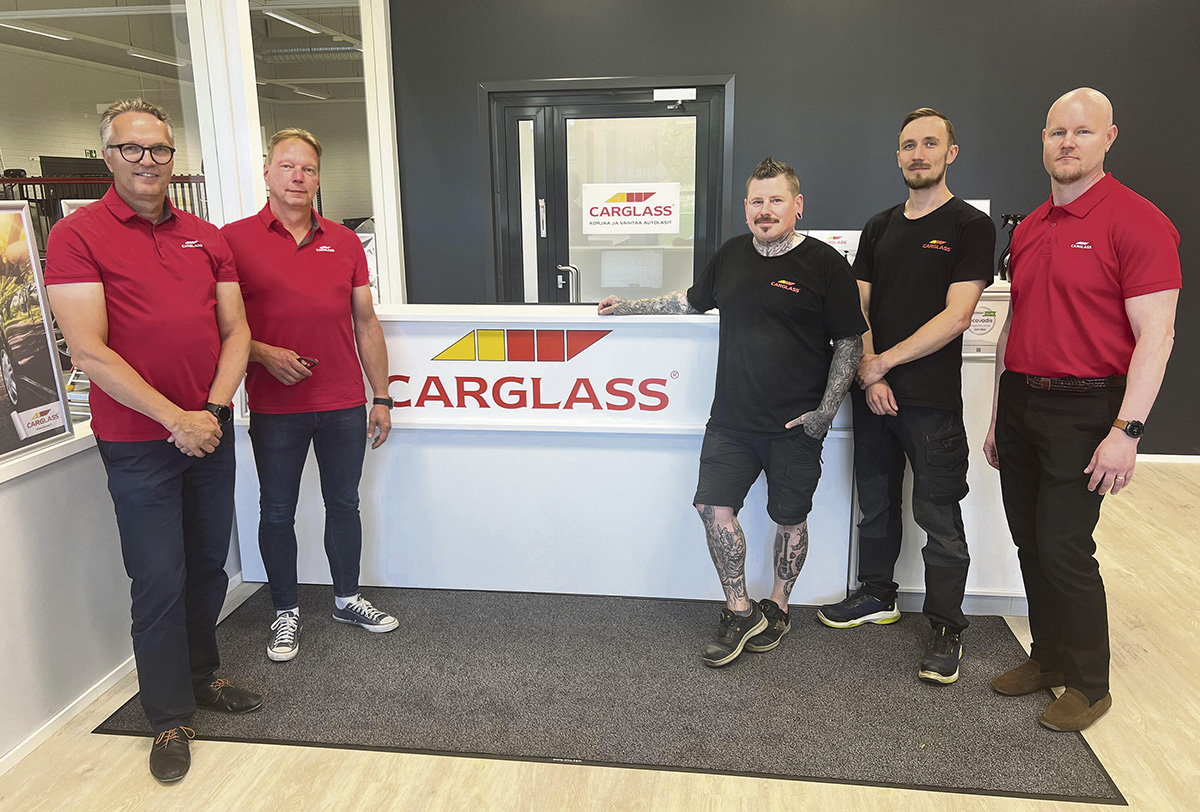Carglass Finland Oy:n toimitusjohtaja Samuel Alander (vas.), kaupallinen johtaja Risto Miettinen, asentajat Sami Harjula ja Vili sekä operatiivinen johtaja Juho Sipilä uudistuneessa Turun Kuralan toimipisteessä. Kuva: Ragip Önsoy.