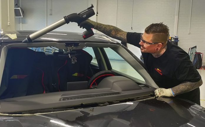Carglass® -tuulilasiasentaja Sami Harjula työssään. Kuva: Ragip Önsoy.