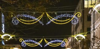 Lumikuningatar 2025 -ehdokkaat haussa Lumikuningatar-kulkuetta johti vuonna 2024 lukijaäänestyksellä valittu Aram Behbodi. Kuva: Timo Jakonen.