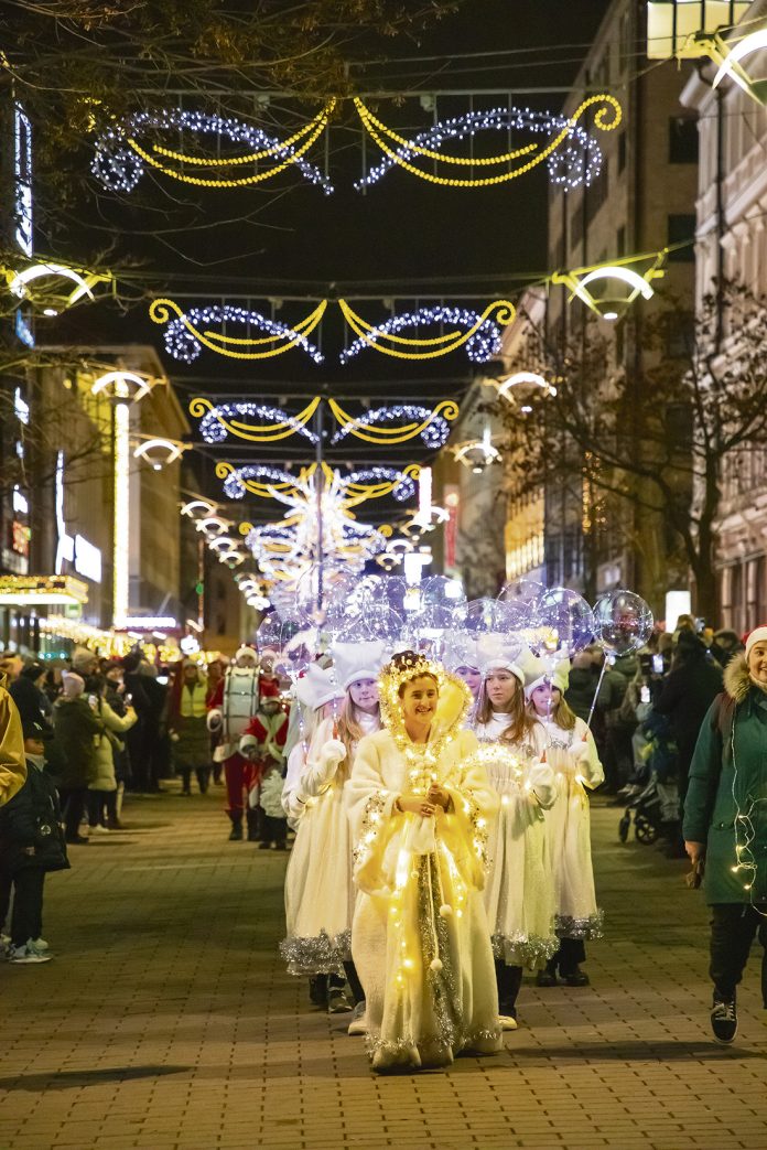 Lumikuningatar-kulkuetta johti vuonna 2024 lukijaäänestyksellä valittu Aram Behbodi. Kuva: Timo Jakonen.