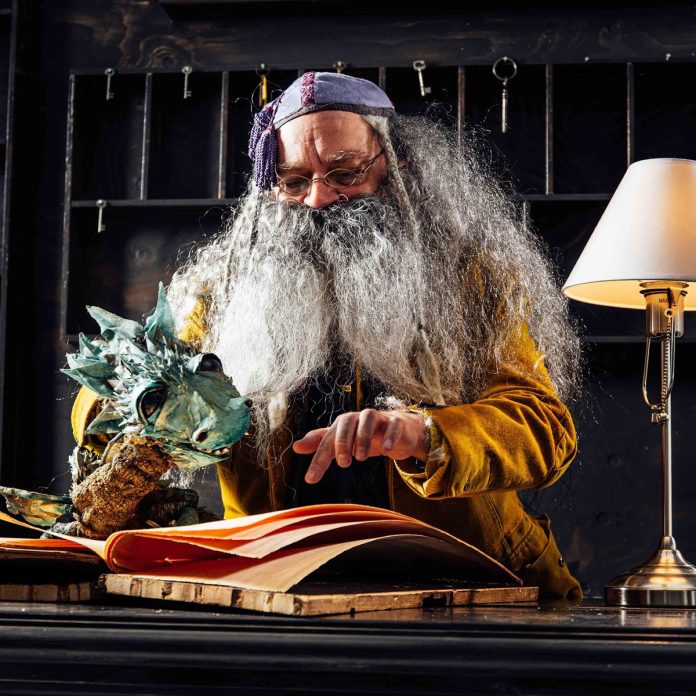 Mustan Kuun majatalo -teos Aura of Puppets Tehdas Teatteri web kuva Jesper Dolgov Mustan Kuun majatalo -teatteriteos valmistuu Aura of Puppetsin ja Tehdas Teatterin yhteistyössä. Kuva: Jesper Dolgov.