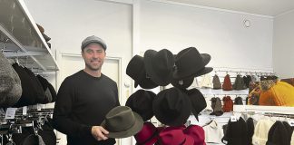 Kotimainen johtava päähinebrändi löysi kodin Liedosta Salon® Lakkitehtaalle löytyi koti Varsinais-Suomesta – aivan kuten Ville Nuutinen oli kauppakirjoja tehdessään suunnitellut. Muutto Lietoon on nyt tehty ja työn alla on digistrategian mukaiset uudistukset, brändistrategian kirkastamiseen liittyvät tuotekonseptin ja kansainvälisen viennin kehittäminen. Kuva: Katariina Mäkinen-Önsoy.