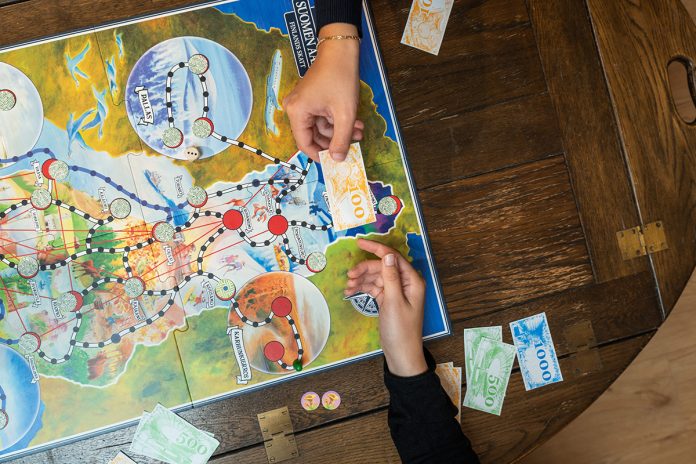 Suomen Aarre 02 web kuva Peliko Suomalainen pelivalmistaja Peliko on julkaissut uuden Suomen Aarre -lautapelin, joka on Afrikan Tähti® -klassikkopeli Suomessa. Suomen Aarre -pelissä seikkaillaan eri puolilla Suomea neljässä luonnonmaisemassa ja etsitään maan kauneinta paikkaa, Suomen Aarretta. Kuva: Peliko