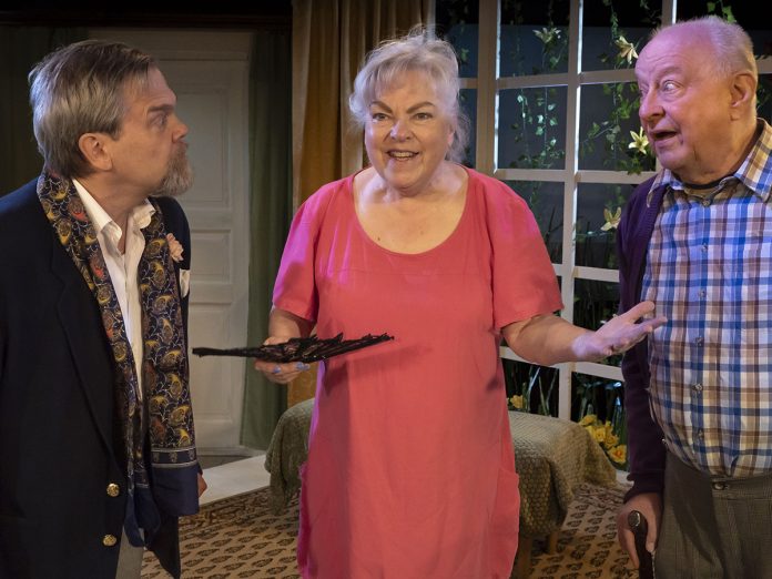 Teatteri Akselin syyskauden juhlavuosinäytelmänä nähdään suosiota saavuttanut Kvartetti. Kuva: Arto Mäkelä.