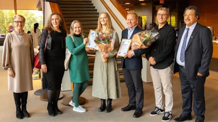 Turun kaupunki ja International House Turku jakoivat vuoden 2025 monikulttuurisen ja antirasistisen teon tunnustukset Pansion koululle ja Orminkujan päiväkodille tiistaina 23.9.2025 järjestetyssä uusien Suomen kansalaisten juhlassa Turun Kaupunginteatterissa. Kuva: Turun kaupunki.
