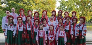 Ukrainalainen kuoro tuo elämäniloa sodan synkkyyteen Spivotsa Mrija laulaa perinteisissä ukrainalaisissa kansanpuvuissa. Kuva: Johanna Kemppainen.
