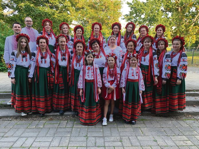 Spivotsa Mrija laulaa perinteisissä ukrainalaisissa kansanpuvuissa. Kuva: Johanna Kemppainen.