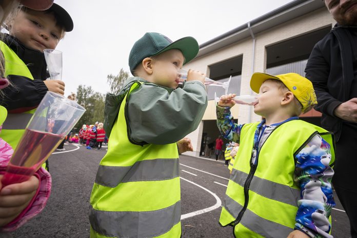Kasper Österback, Robin Loisa ja Eino Mäkinen juhlatunnelmissa Kairiskulman päiväkodin avajaisissa Kaarinassa 1. syyskuuta. Kuva: Vesa-Matti Väärä.
