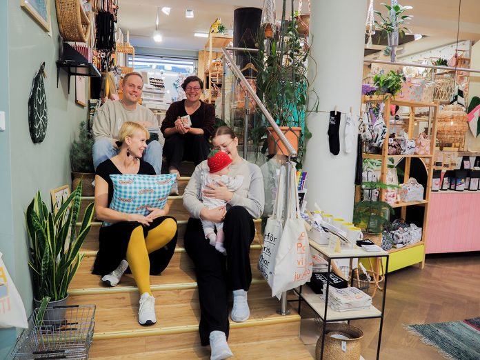 KUI Design ja Kaarnavilla puhaltavat yhteen hiileen suomalaisen käsityön ja turkulaisen yrittäjyyden puolesta. Kuva: KUIxKaarnavilla.
