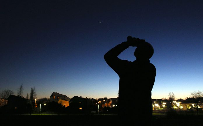 Suomi katsoo taivaalle tähtiharrastuspäivänä. Kuva: Ursa.