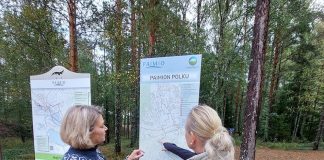 Paimiossa reipas startti LiikU syksyllä -kampanjaan Paimion kaupunginjohtaja Nina-Mari Turpela (oik) esittelee Kemiönsaaren kunnanjohtaja Erika Strandbergille Paimion polun reittiä. Kuva: Paimion kaupunki.