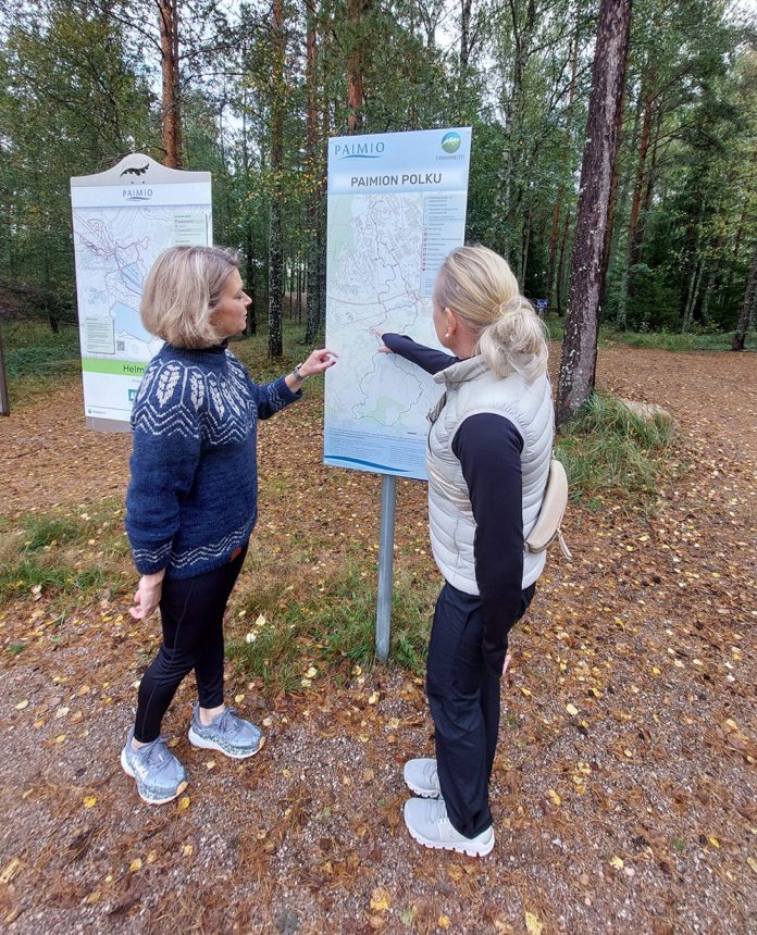 turpela-esittelee-strandbergille-paimion-polkua-web Paimion kaupunginjohtaja Nina-Mari Turpela (oik) esittelee Kemiönsaaren kunnanjohtaja Erika Strandbergille Paimion polun reittiä. Kuva: Paimion kaupunki.