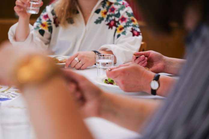 varikko-pressikuva-kuvasimoahtee_2 Varikoilla Turun keskustassa, Varissuolla ja Kaarinassa on ilmaisia ruokailuja kaksi kertaa viikossa. Kuva: Simo Ahtee.