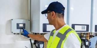 Energiansäästöviikolla jaetaan vinkkejä energianhallintaan Energiankäytön ajallinen siirtäminen eli kulutusjousto säästää yrityksen tai taloyhtiön kustannuksia, auttaa sähkö- ja kaukolämpöverkkoa ja vähentää korkeimpia sähkön hintapiikkejä. Kuva: Energiansäästöviikko.