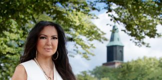 Auttamisesta Arkea kehitti Sydäntunnuksen järjestöjen auttamistyön välineeksi Elina Kanerva on yksi Auttamisesta Arkea -lahjoituspalvelun brändilähettiläistä. Kuva: Auttamisesta Arkea.