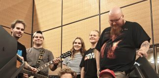 Gospeliako?-konsertti Naantalin seurakuntakeskuksessa Gospeliako? -projektibändi vas.: Juuso Kärkkäinen (kitara), Iiro Pääkkönen (kitara & laulu), Senni Kärkkäinen (laulu), Anna Peravina (laulu) ja Atte Lehto (basso & laulu). Edessä vas.: Johannes Salovaara (koskettimet) ja Emre Pir (rummut). Kuva: Miika Silvennoinen.