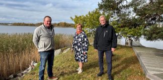 Turun Seudun Osuuspankilta merkittävä lahjoitus BSAG:lle Baltic Sea Action Groupin perustaja Ilkka Herlin kiittää Turun Seudun Osuuspankin toimitusjohtaja Petteri Rinnettä sekä muutos- ja kehitysjohtaja Irma Hyväristä merkittävästä lahjoituksesta BSAG:n merensuojelutyölle. Kuva: Mari Boman-Lassander / OP Turun Seutu.