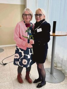 Innerwheel-piirin kevätkokouksessa Kaarinaa edusti Aila Laitinen. Vieressä Kansallisen Neuvoston presidentti Eve Pylkkänen Turusta. Kuva: Inner Wheel Suomi-Finland Kansallinen Neuvosto ry.