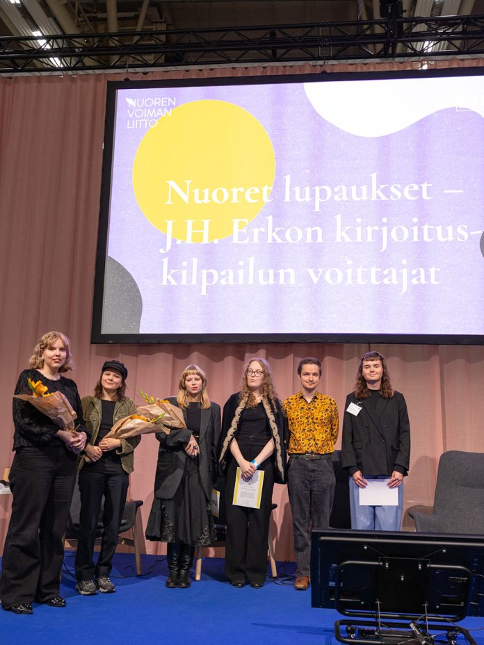 J. H. Erkon kirjallisuuskilpailu web kuva Mika Kukkonen Jo 69:ttä kertaa järjestetyn J. H. Erkon kirjoituskilpailun on vuonna 2025 voittanut Matilda Kirvelä (vasemmalla). Kuva: Mika Kukkonen.