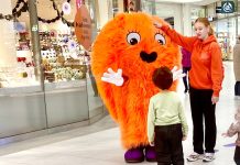 Kauppakeskus Myllyn joulussa lauletaan sekä tavataan joulupukkia ja Myllykkää Kauppakeskus Myllyssä on viime aikoina voinut tavata kauppakeskuksen uuden pörröisen maskotin Myllykän, joka on osa kauppakeskuksen brändistrategiaa. Kuva: Katariina Mäkinen-Önsoy.