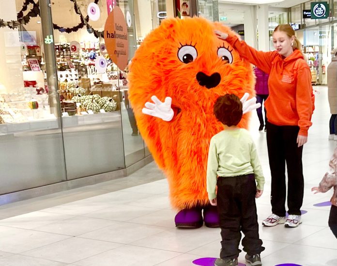 Kauppakeskus Mylly Myllykka web Kauppakeskus Myllyssä on viime aikoina voinut tavata kauppakeskuksen uuden pörröisen maskotin Myllykän, joka on osa kauppakeskuksen brändistrategiaa. Kuva: Katariina Mäkinen-Önsoy.