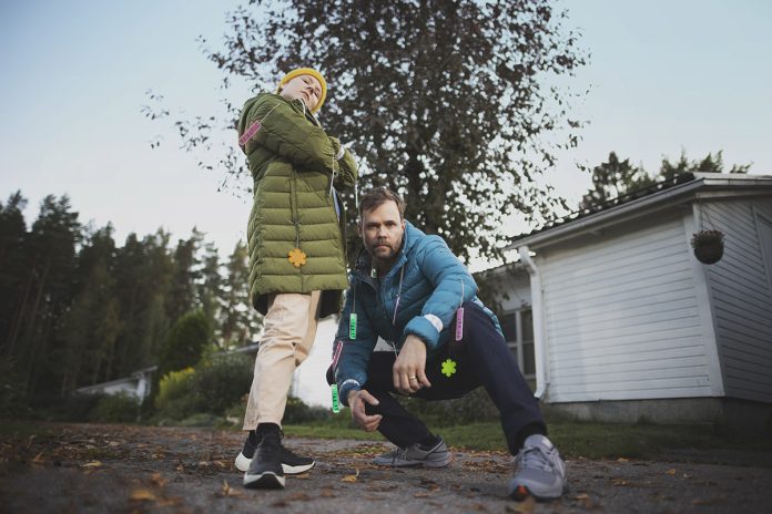 Näkyvyys kannattaa varmistaa useammilla heijastimilla. Kuva: Risto Vauras / Liikenneturva.