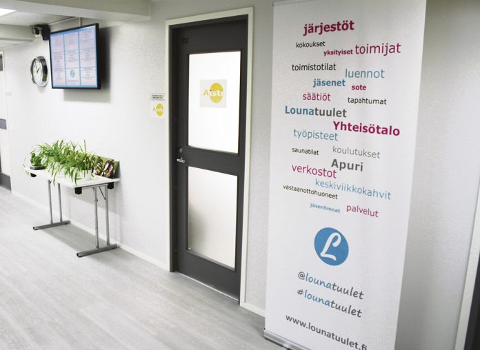 Lounatuulet Yhteisotalo web kuva Turun Seutusanomien arkisto Lounatuulet Yhteisötalo ry on yleishyödyllinen yhdistys, joka tarjoaa tiloja, palveluja ja yhteistyöalustoja sote-alan toimijoille. Kuva: Turun Seutusanomien arkisto.