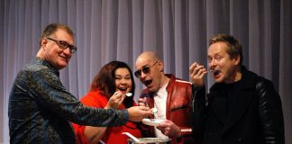 Mannapuuroa ja mansikkaa -musikaali tekee paluun Kalle Klotz, Päivi Sappinen, Jussi Rainio ja Rami Alanko. Kuva: Meri-Tuulikki Salonen.