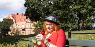 Matka rakkauteen -hyväntekeväisyysesitys Jo-Jo Teatterin juhlavuosiohjelmistossa Musiikkipitoinen monologinäytelmä Matka Rakkauteen nähdään Jo-Jo Teatterin ensi-illassa 3. lokakuuta. Kuva: Esko Vähätalo.