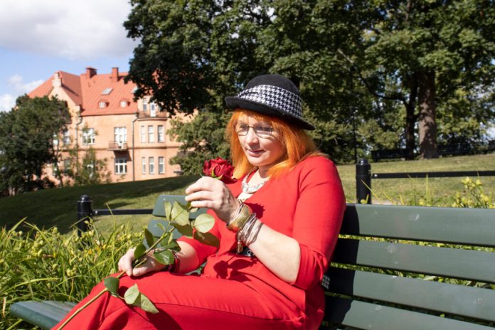 Musiikkipitoinen monologinäytelmä Matka Rakkauteen nähdään Jo-Jo Teatterin ensi-illassa 3. lokakuuta. Kuva: Esko Vähätalo.