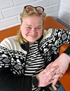 Naantalin seurakunnan nuorisotyönohjaaja Miika Silvennoinen soittaa projektibändissä kitaraa. Kuva: Merttu-Mari Huoponen.