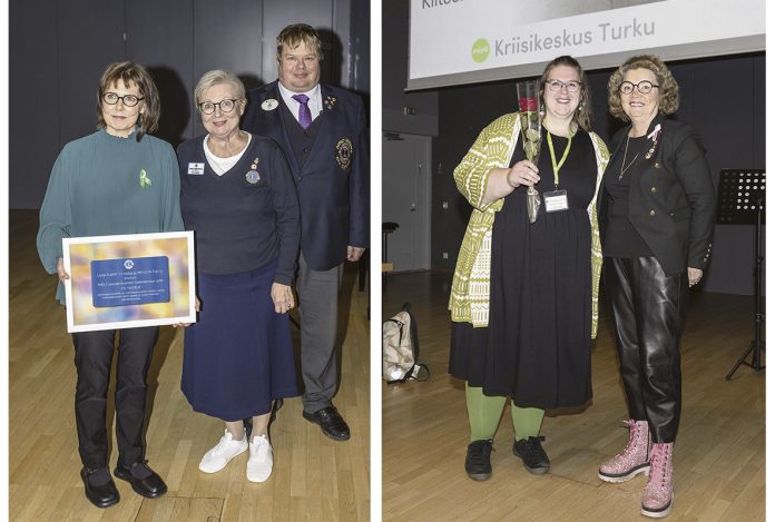 New Voices -tapahtuma Mielenterveysviikko web kuva LC Naantali-Raisio Minna Riitaharju Mieli Kriisikeskus Turusta vastaanottamassa lahjoitusta Hannele Tanner-Penttilältä ja Jari Järvelältä. Jenna Trogen Mieli Kriisikeskus Turusta ja New Voices -koordinaattori Eija Kesti Lionseista. Kuva: LC Naantali-Raisio.