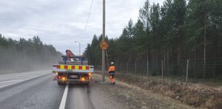 Talvinopeusrajoituksiin siirrytään 29.10. Varsinais-Suomen ELY-keskus / kuvituskuva nopeusrajoitusmerkin vaihdosta maastossa.