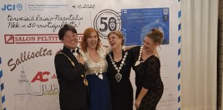 Raisio-Naantalin Nuorkauppakamarilla 50-vuotisjuhlat Ryhmäkuvassa JCI World President Keisuke Shimoyamada, JCI Finland presidentti Tiina Kuokkanen, JCI A-alueen presidentti Sari Pajunen ja Raisio-Naantalin Nuorkauppakamarin presidentti Neea Honkanen. Kuva: Raisio-Naantalin Nuorkauppakamari.