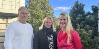 Hyväntekeväisyyskonsertilla kerätään varoja vanhustyöhön Markku Ahlqvist, Reija Kortet ja Marianne Kantola iloitsevat Sound of Turku -kokoonpanosta, johon on liittynyt hieno määrä seudun taiteilijoita, artisteja ja muusikkoja yhteisellä hyväntekeväisyystahdolla ja innolla. Kuva: Katariina Mäkinen-Önsoy.