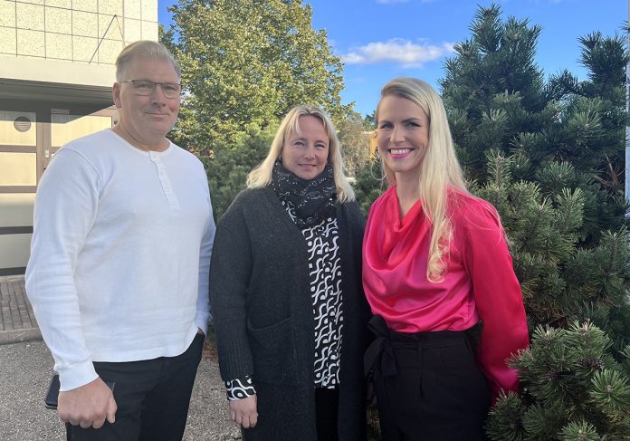 Sound of Turku web Markku Ahlqvist, Reija Kortet ja Marianne Kantola iloitsevat Sound of Turku -kokoonpanosta, johon on liittynyt hieno määrä seudun taiteilijoita, artisteja ja muusikkoja yhteisellä hyväntekeväisyystahdolla ja innolla. Kuva: Katariina Mäkinen-Önsoy.